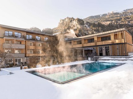 Ihr Urlaub im Sporthotel in Tirol Hotel mit beheiztem Außenpool und schneebedeckter Landschaft in den Bergen