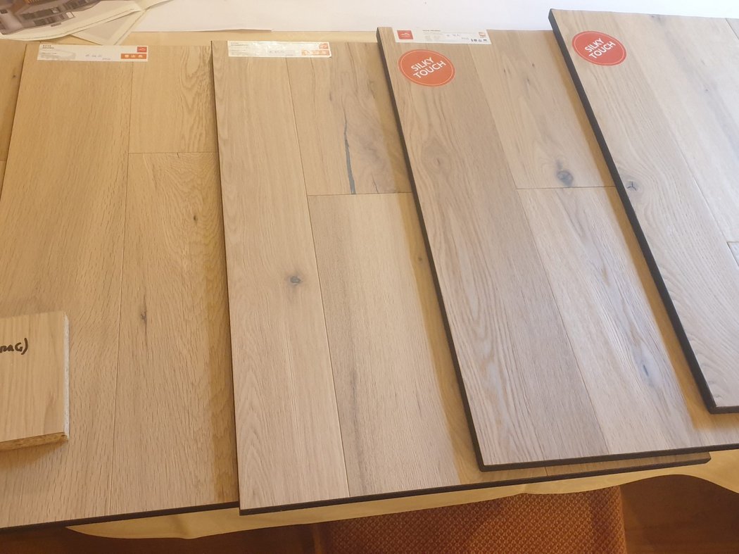 Nun geht es ans Einrichten Verschiedene Muster von Holzbodenplatten mit Aufklebern und Preisschildern